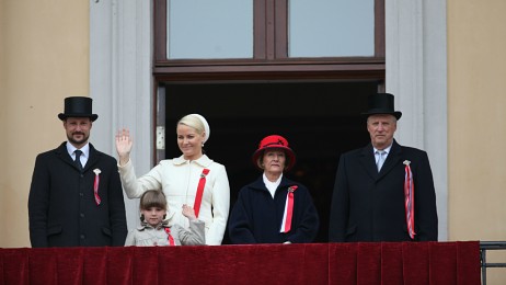 Royal family waving from balcony